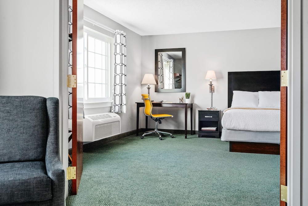 Standard Suite, 1 King Bed photo 3