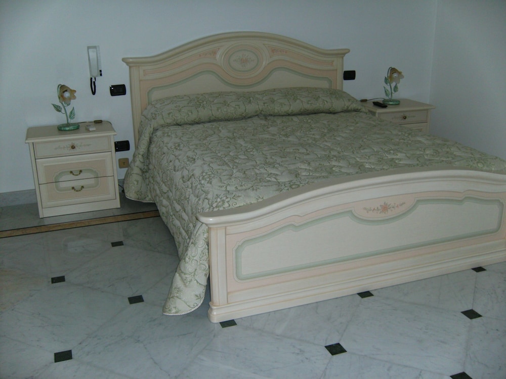 Basic Triple Room, Shared Bathroom photo 1