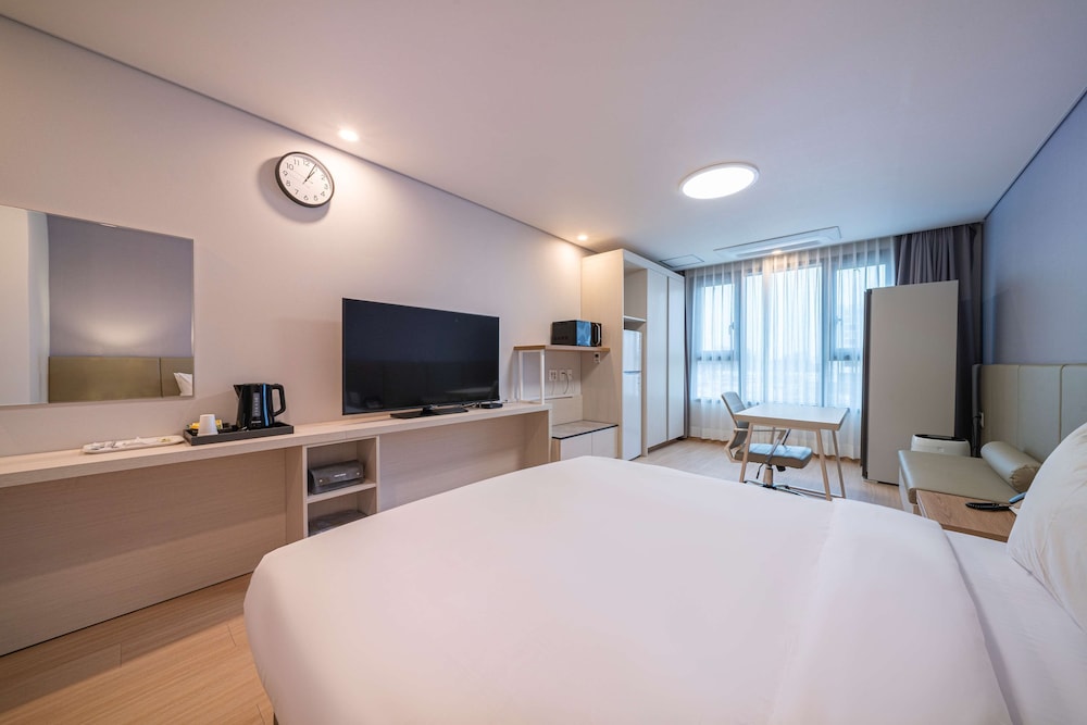 Deluxe Room, 1 Double Bed, Non Smoking, Refrigerator & Microwave - Photo 16