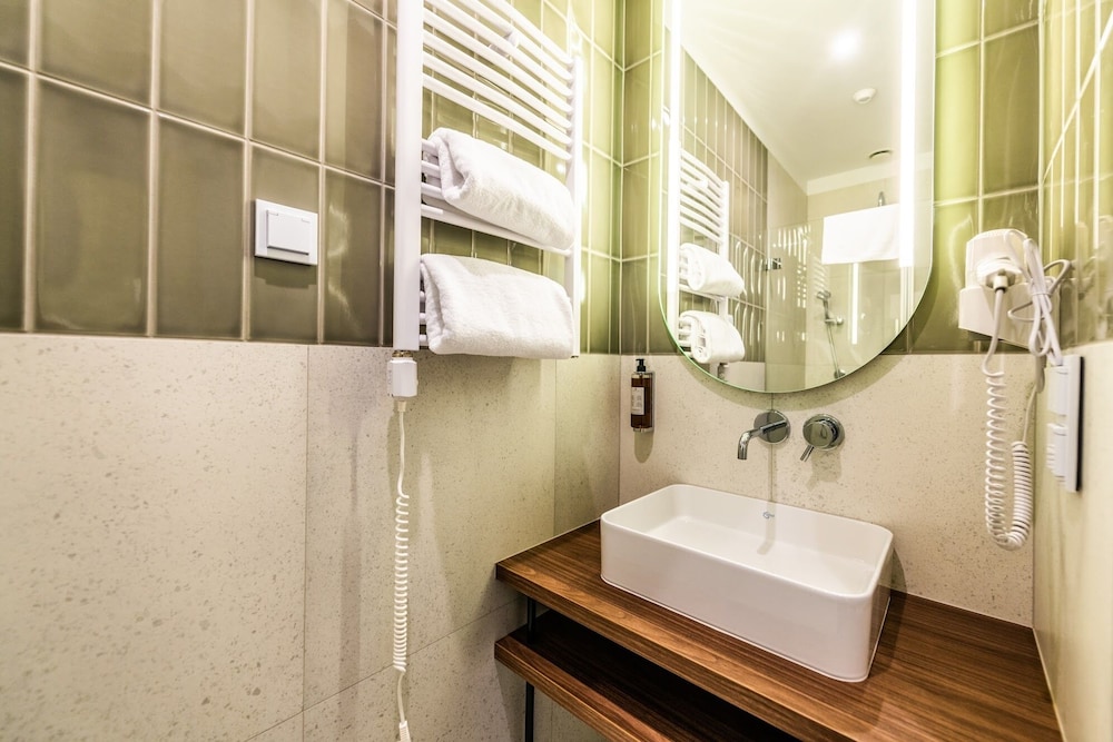 Standard Double Room - Photo 13