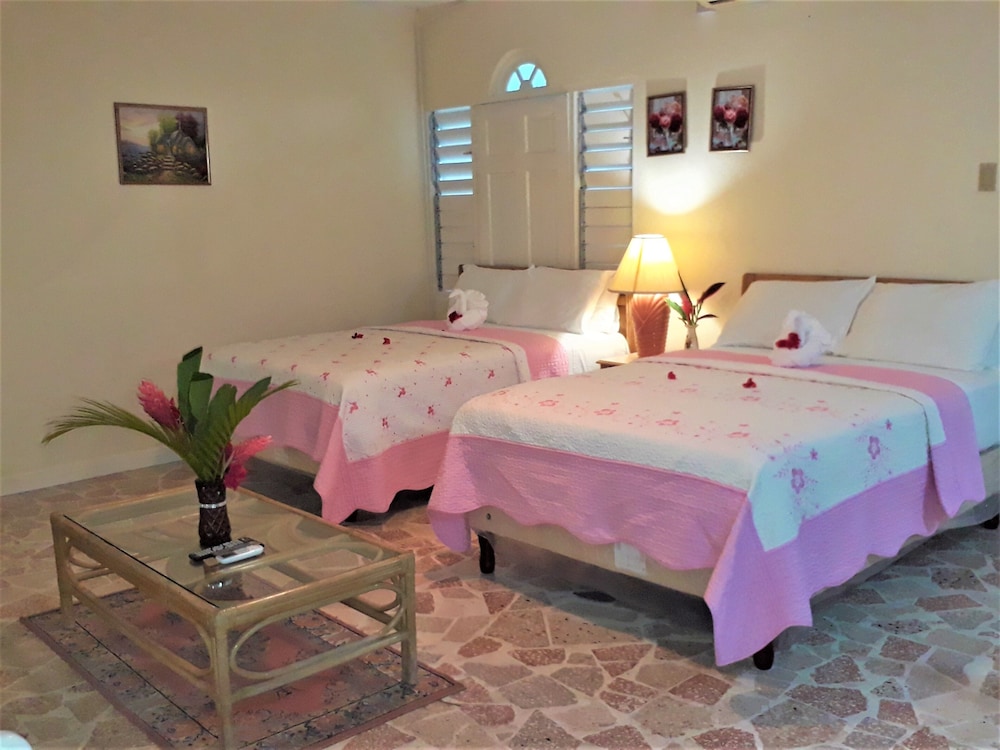 Luxury Suite, 2 Queen Beds, Kitchenette