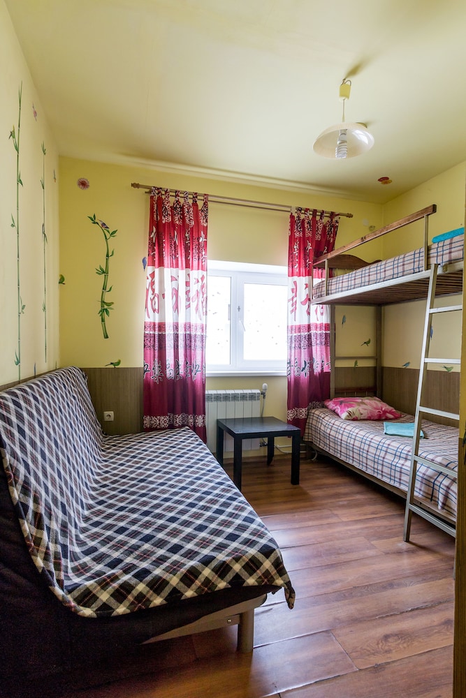 Economy Triple Room photo 2