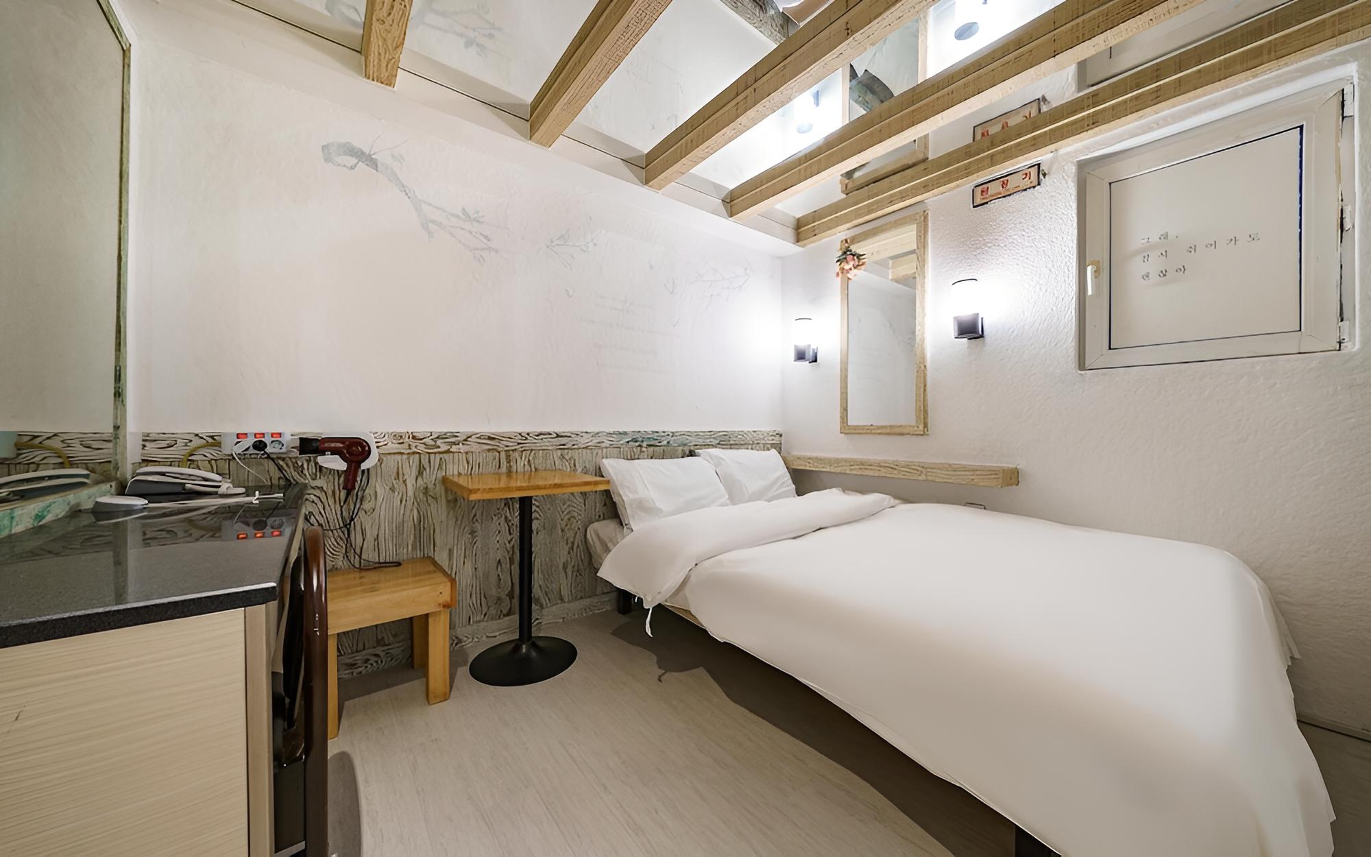Room (Standard room - no consecutive nights) - Photo 9