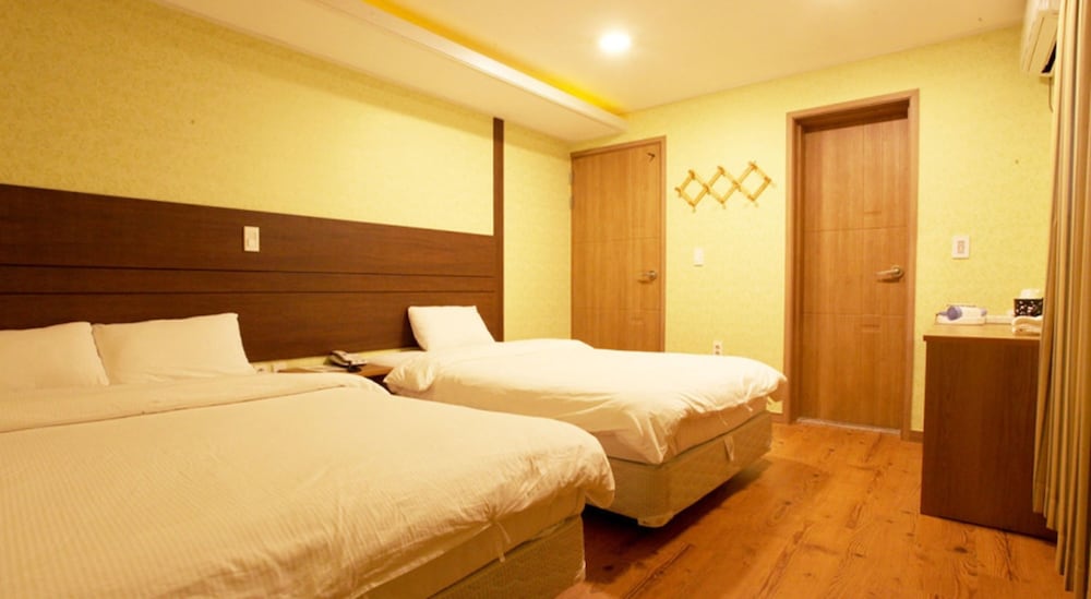 Deluxe Twin Room (Additional Fee for 3 occupancy)