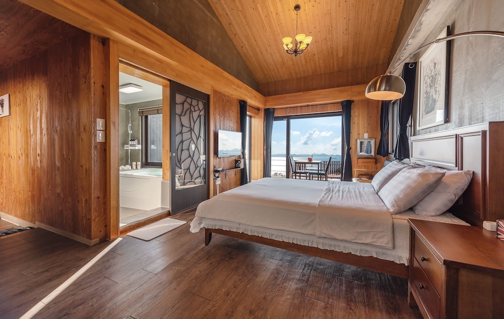 Deluxe Double Room, Jetted Tub, Ocean View (FreeWilly)