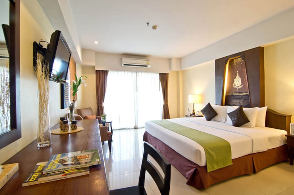 Deluxe Room, City View - Photo 2
