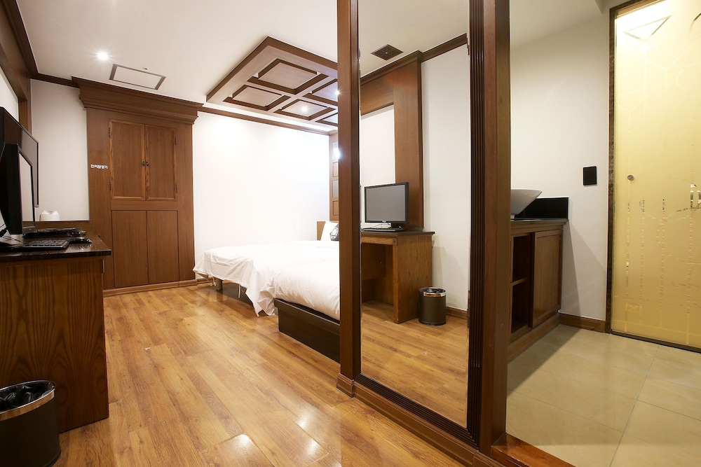 Premier Twin Room photo 3