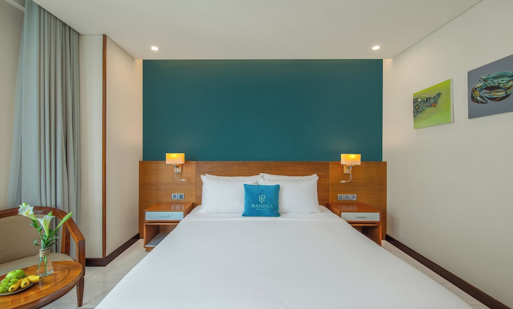 Deluxe Double Room, 1 King Bed, Partial Ocean View photo 2