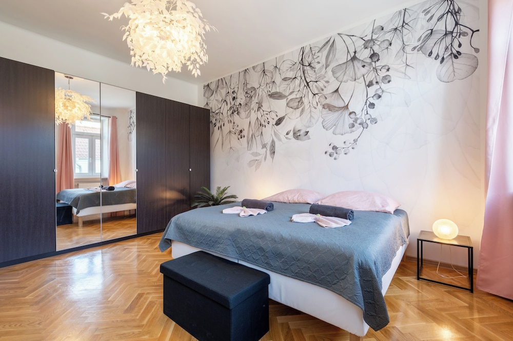 Deluxe Suite, 1 Bedroom, City View (1 King Bed) - Photo 5