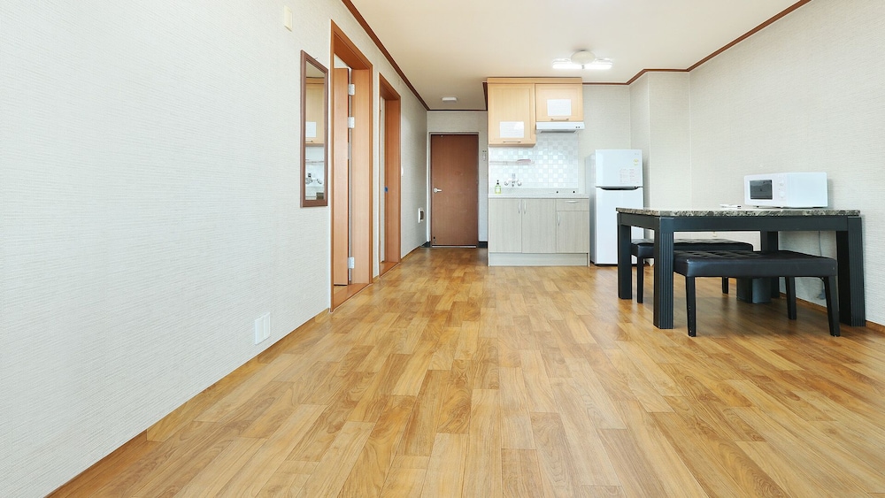 Family Room - Photo 2