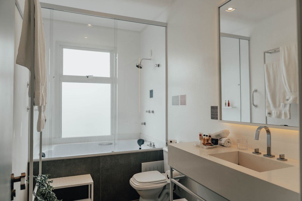 Suite 05 photo 3