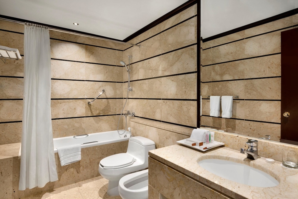 Suite, 3 Bedrooms - Photo 8