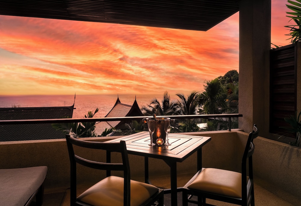 Grand Thai with Natural Ocean View & Spa Bath - Photo 10