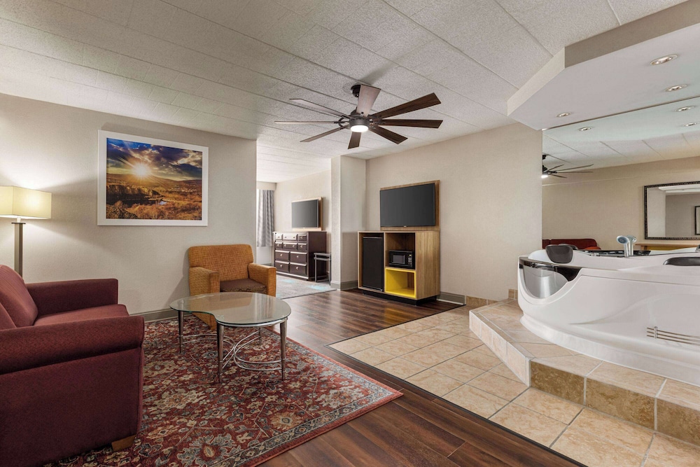 Deluxe Suite, 1 King Bed, Non Smoking, Jetted Tub - Photo 1