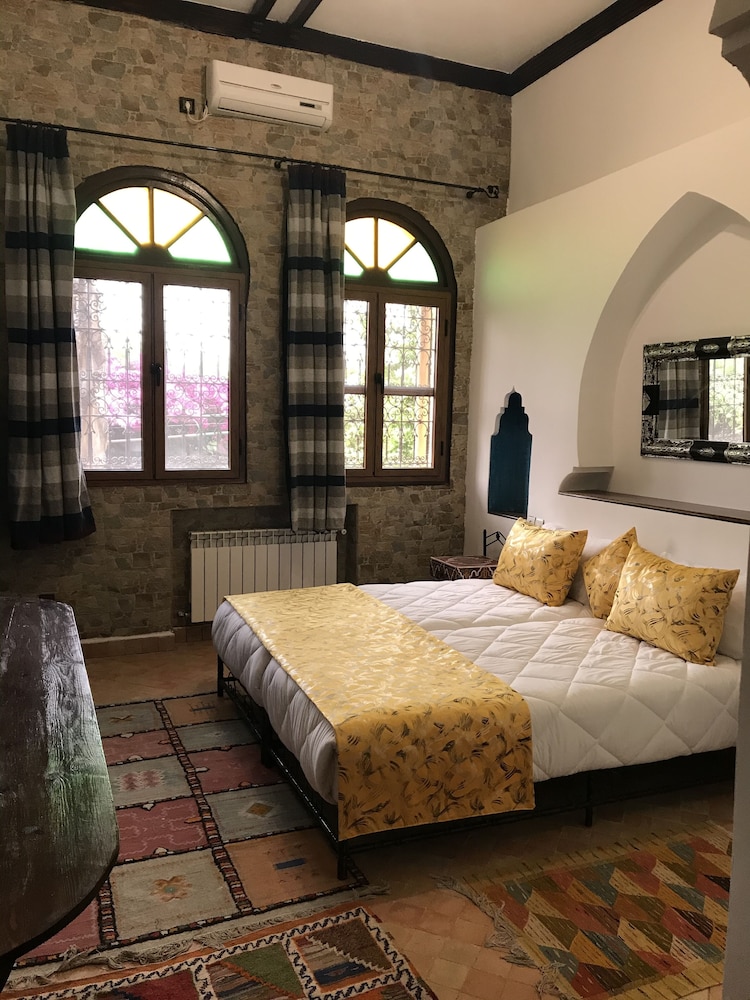 Basic Room, 1 Queen Bed