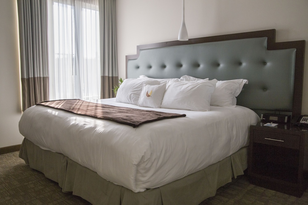 King Bed Corner Room - Photo 1