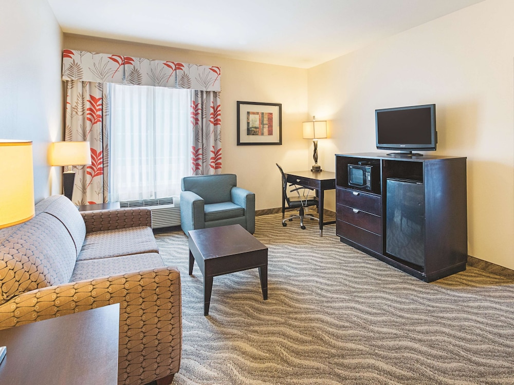 Family Suite, 1 King Bed, Accessible, Non Smoking (Mobility/Hearing, Tub w/ Grab Bars) - Photo 2
