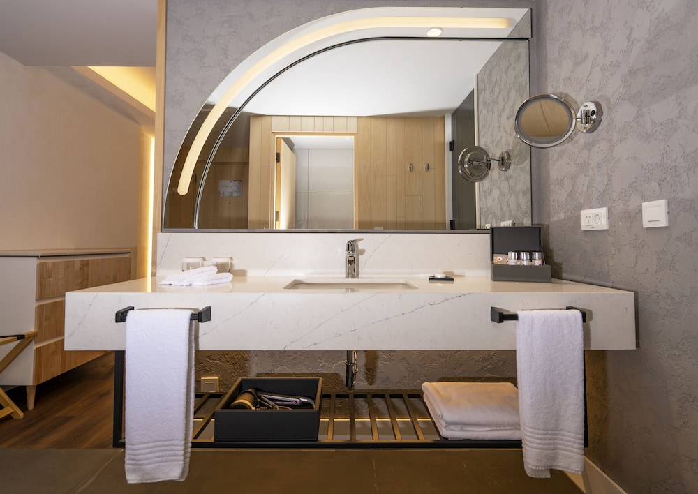 Superior Double Or Twin Room, Garden View thumbnail 5