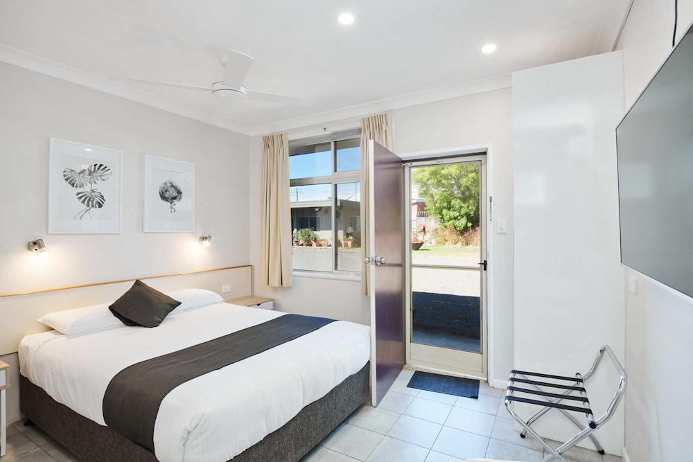 Deluxe Room, 1 Queen Bed, Non Smoking (Pet Friendly) photo 1