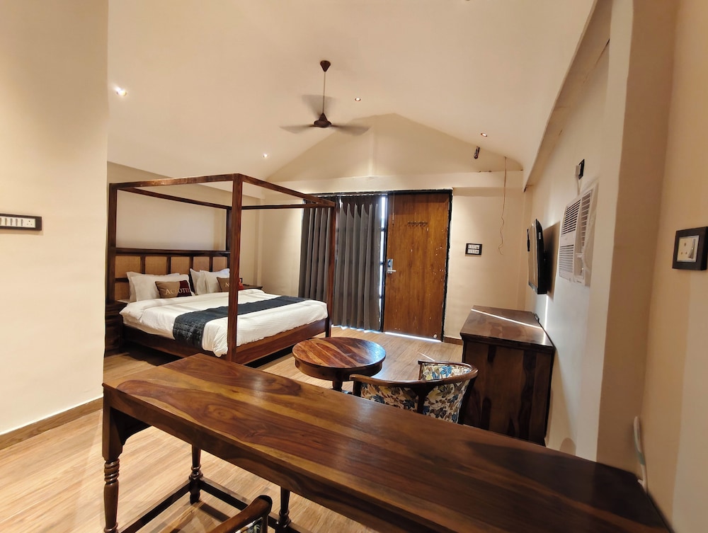 Premium Room, 1 King Bed, Pool View