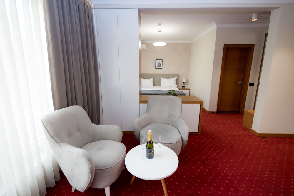 Deluxe Suite, 1 King Bed, Accessible, Non Smoking photo 3