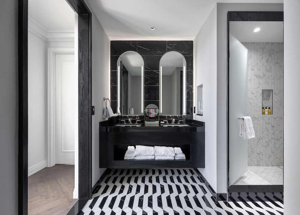 Suite, 1 King Bed, Terrace - Photo 5