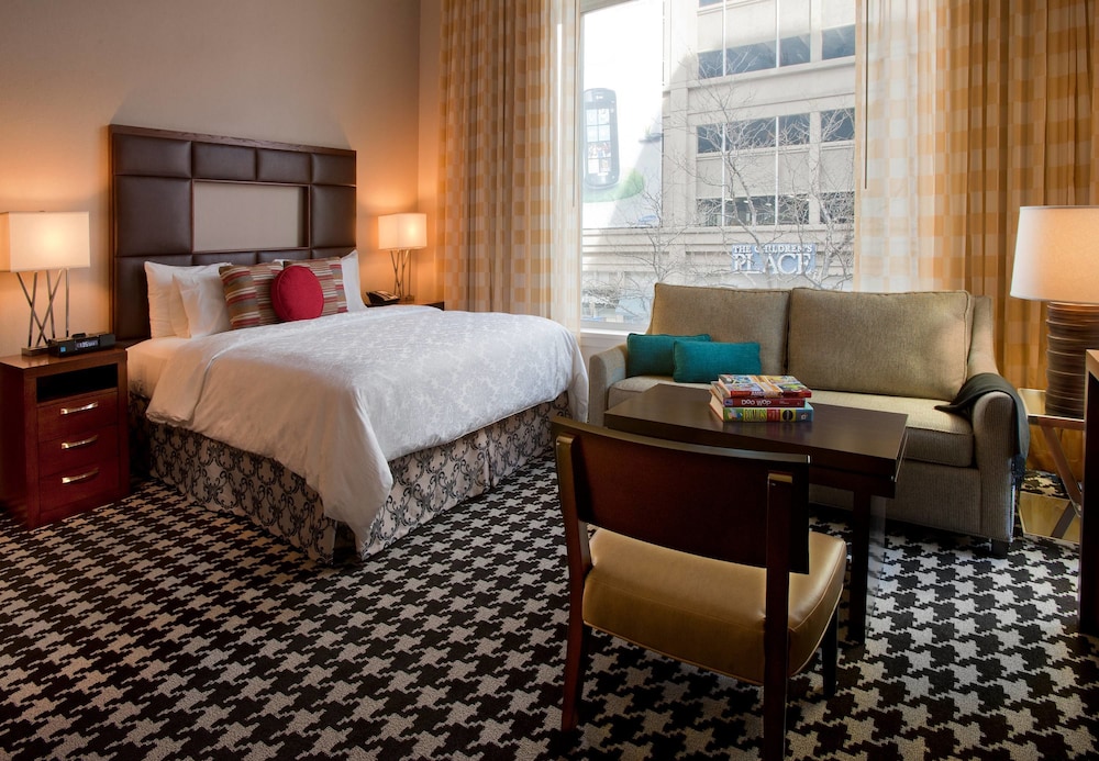 Deluxe Room, 1 King Bed with Sofa bed - Photo 2