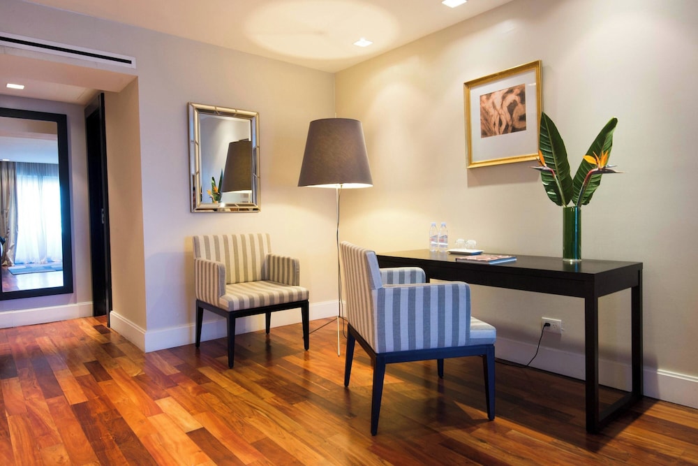Studio, 1 King Bed, City View (Pool Access)