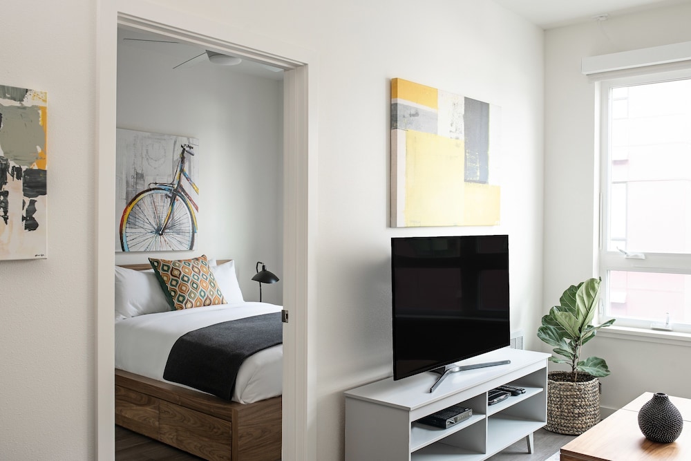 Executive Apartment, 1 Queen Bed, Kitchen, City View photo 2