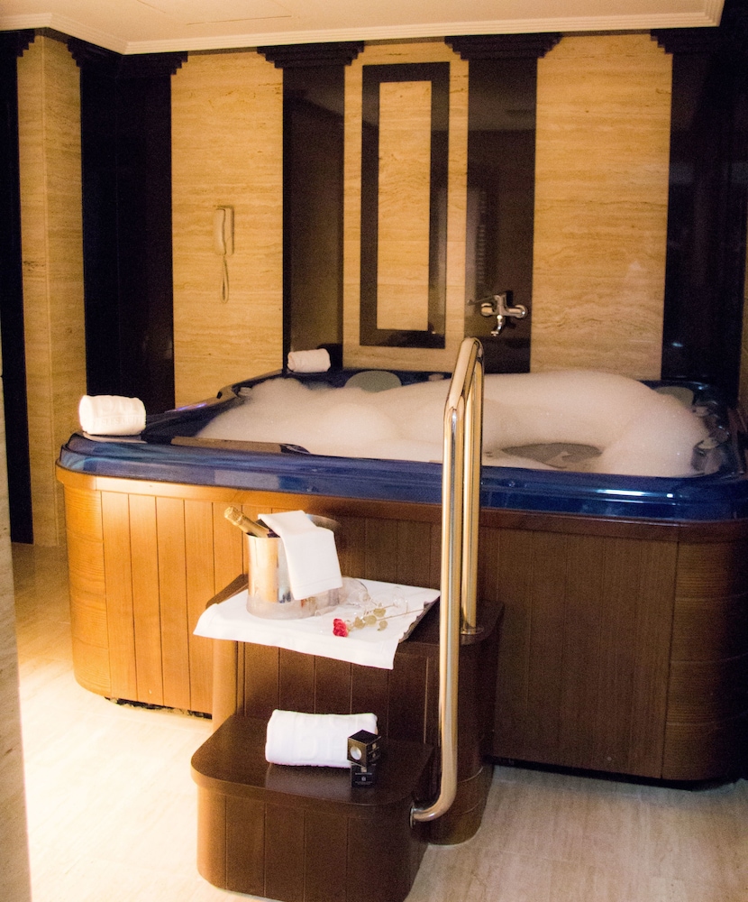 Grand Suite, Hot Tub (Jacuzzi) - Photo 11