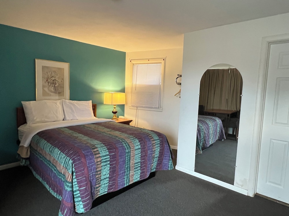 Standard Room, 1 Queen Bed photo 2