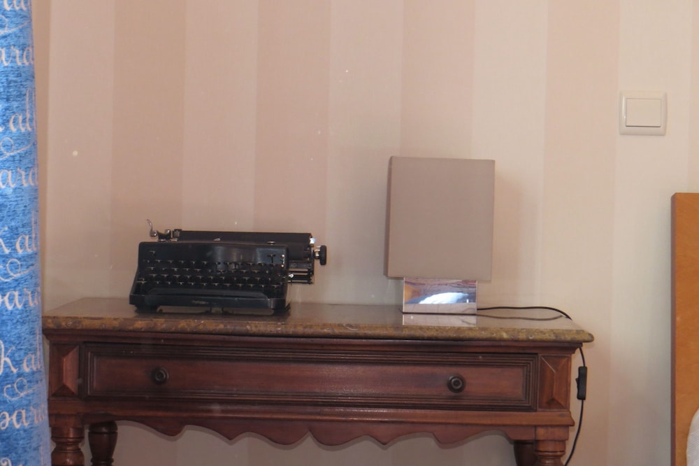 Deluxe Room (with Private Bathroom) photo 2