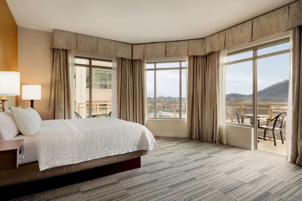 Studio, 1 King Bed, City View, Corner photo 2