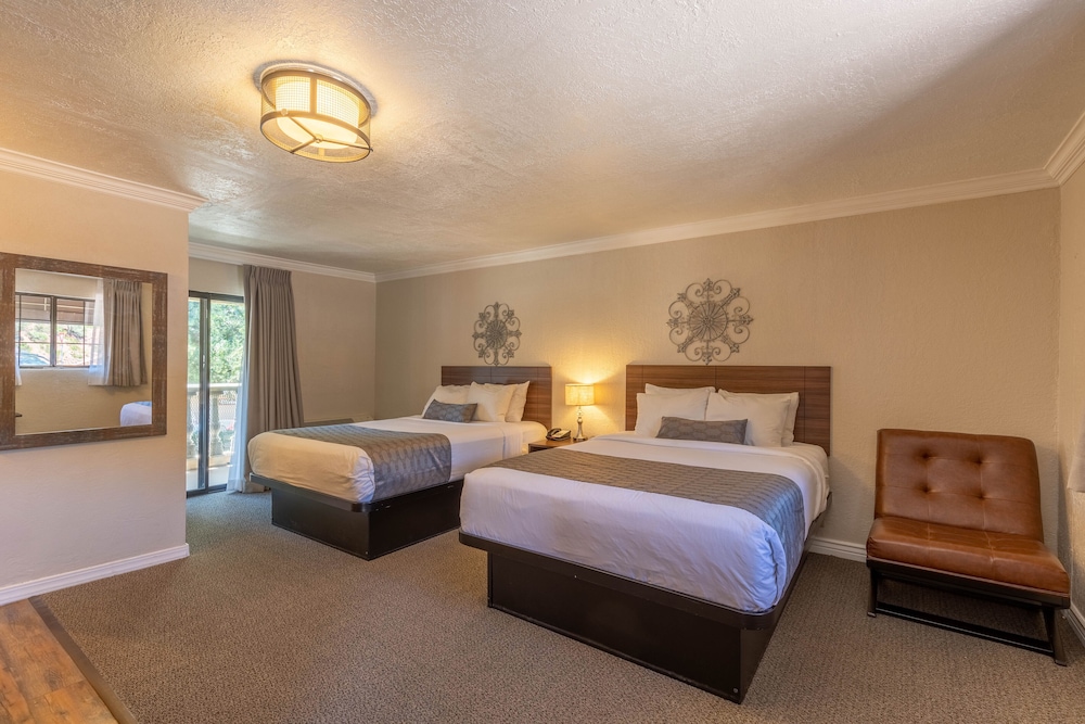 Standard Room, 2 Queen Beds photo 2