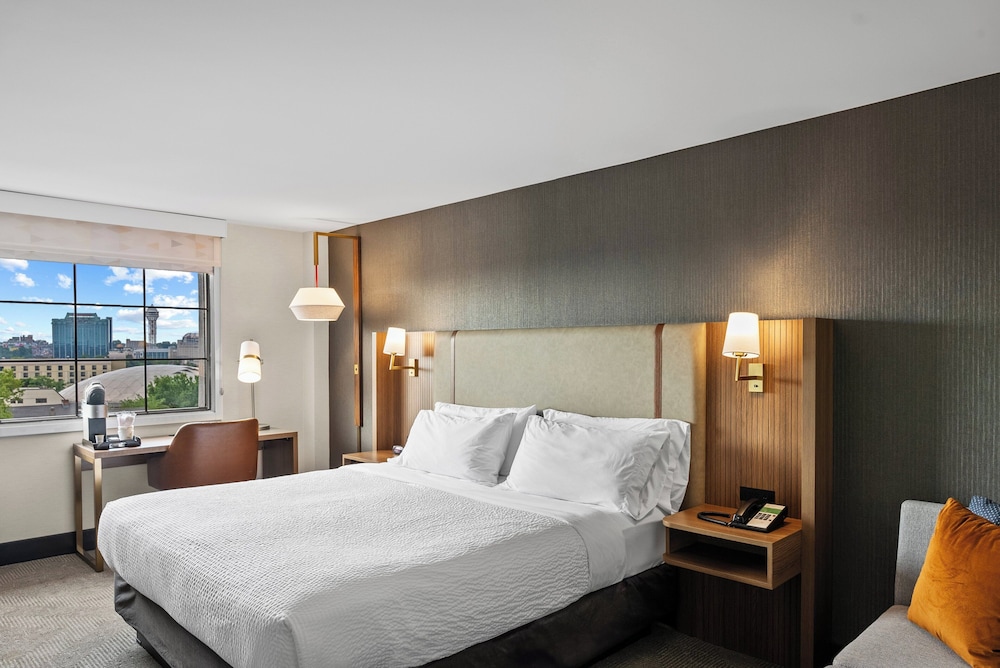 Suite, 1 King Bed (Canadian Skyline View) - Photo 31