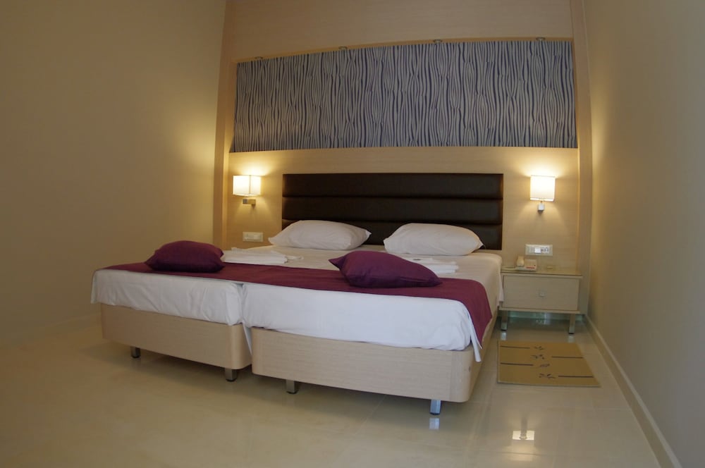 Superior Room, Garden View thumbnail 5