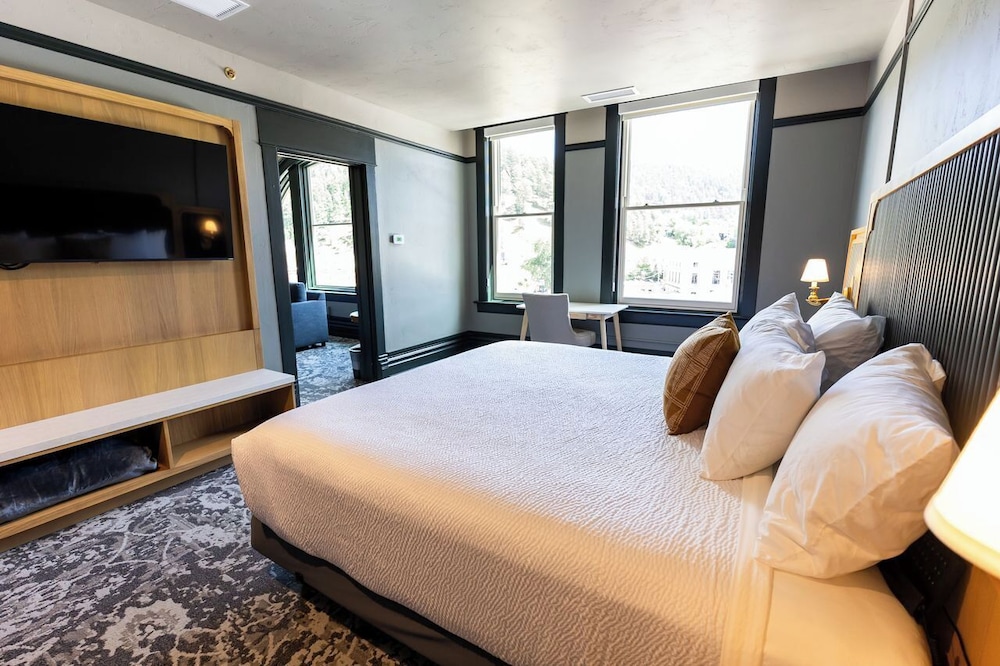 Romantic Suite, 1 King Bed, Non Smoking, City View