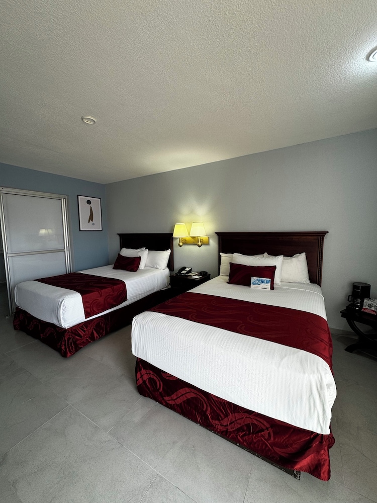 Room, 2 Double Beds, Non Smoking (Accesible) - Photo 3