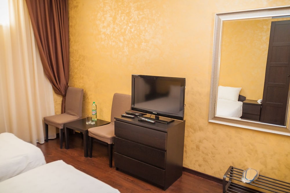 Basic Double Room Single Use, Mixed Dorm, Private Bathroom photo 1