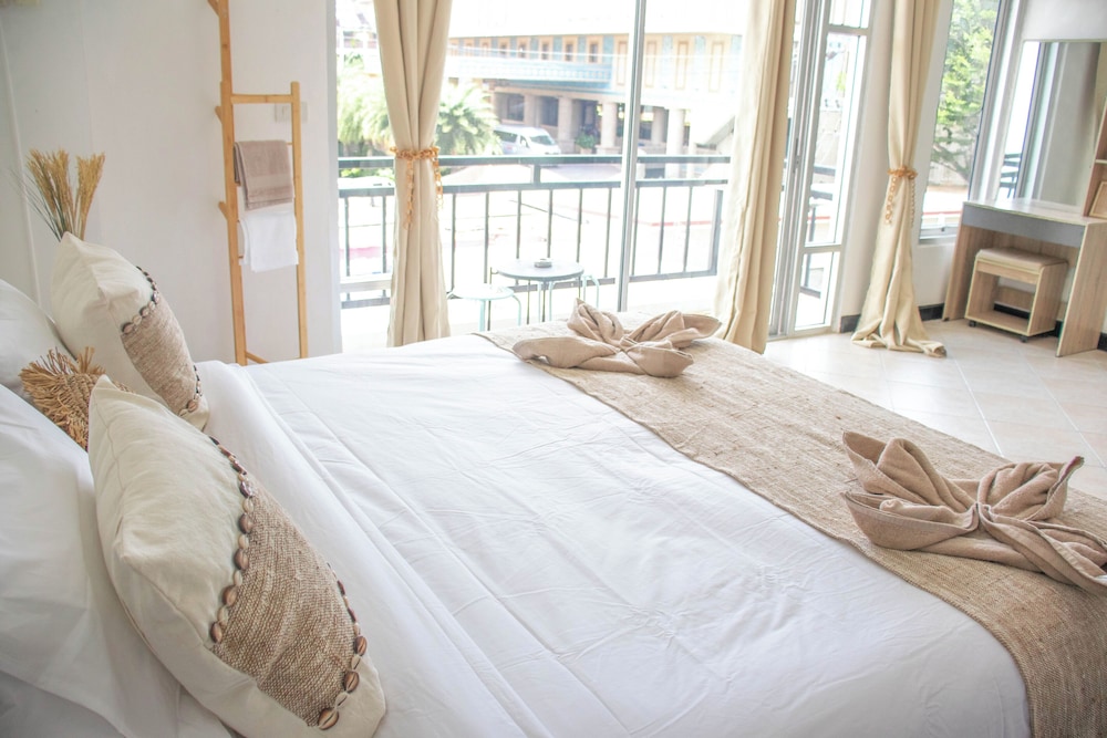 Deluxe Double Room with Bath - Photo 3