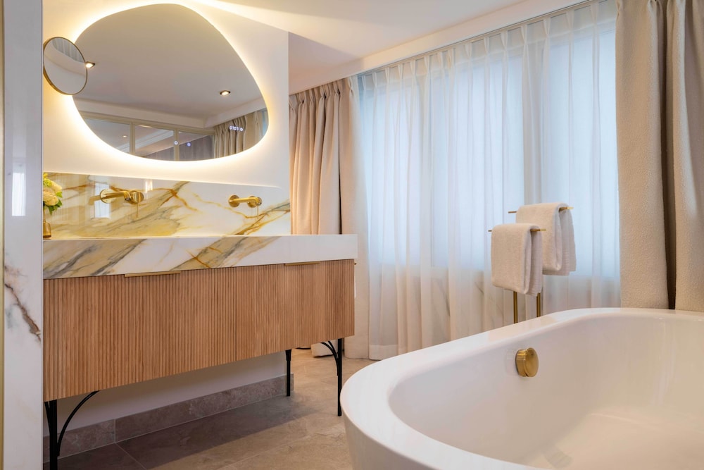 Signature Suite thumbnail 6