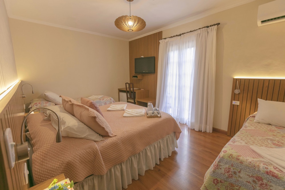 Standard Quadruple Room thumbnail 6