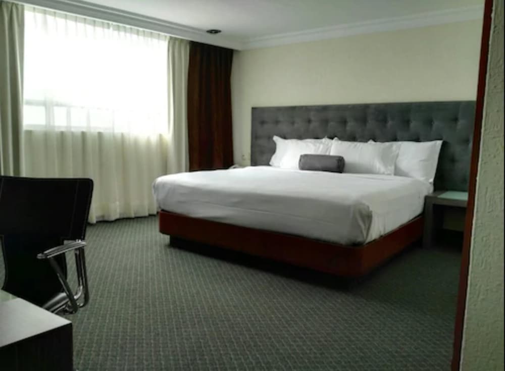 Standard Room, 1 King Bed, Non Smoking photo 2