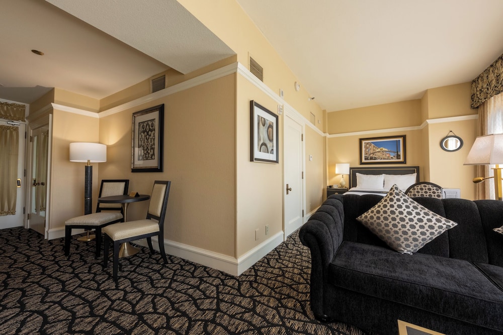Junior Studio Suite, 1 Queen Bed with Sofa bed, Accessible, City View - Photo 6