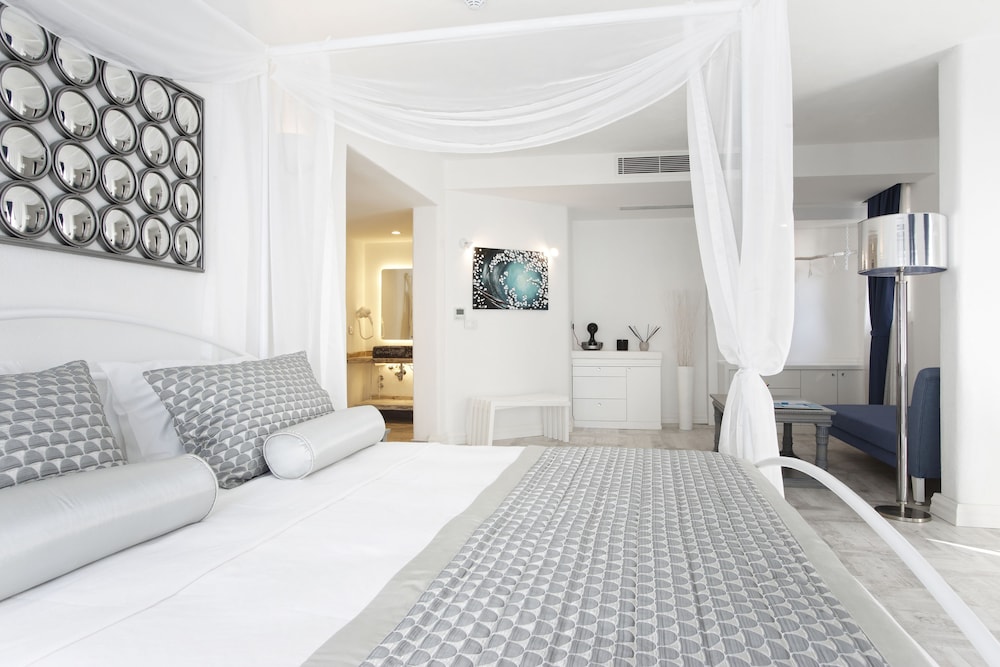 Suite, Whirlpool-Badewanne, Teilblick auf das Meer