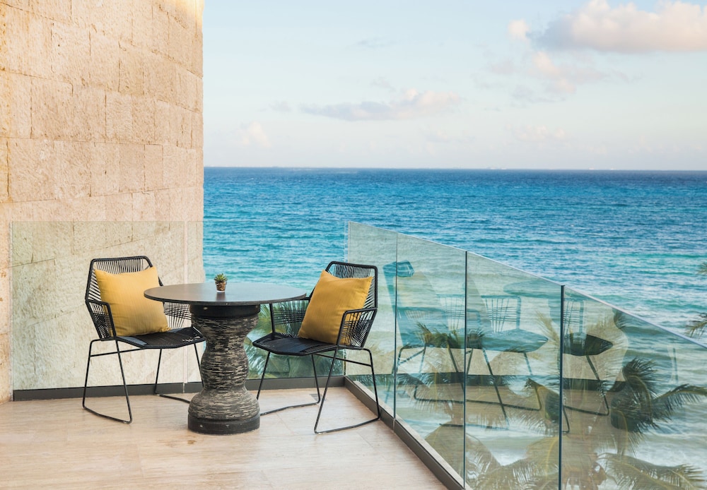 1 King Bed Partial Ocean View (Beach House)