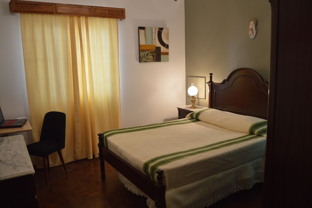 Deluxe Double Room, 1 Queen Bed, Shared Bathroom photo 2