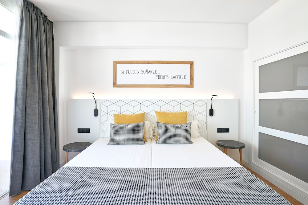 Classic Double or Twin Room, Balcony photo 3