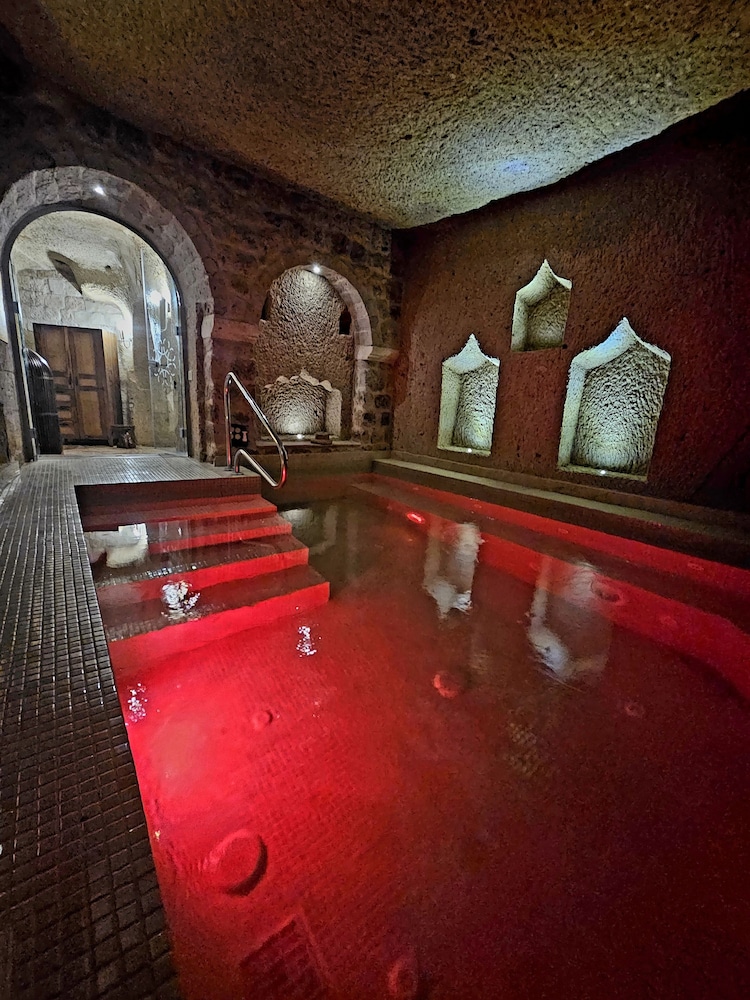 Pool Suite photo 2