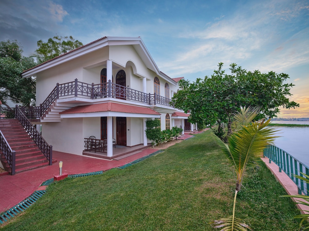 Lake View Premier Room with Balcony - Photo 4